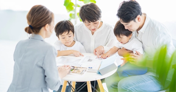 訪問に来てくれたお客様と話すスタッフ